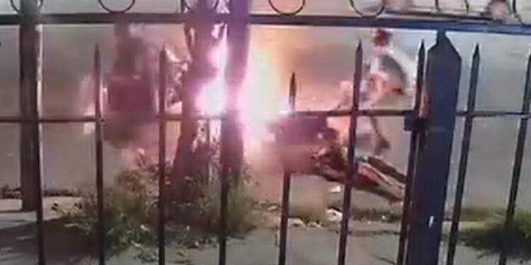 Tragedia en Lanús: un joven muerto y dos muy graves al chocar e incendiarse dos motos
