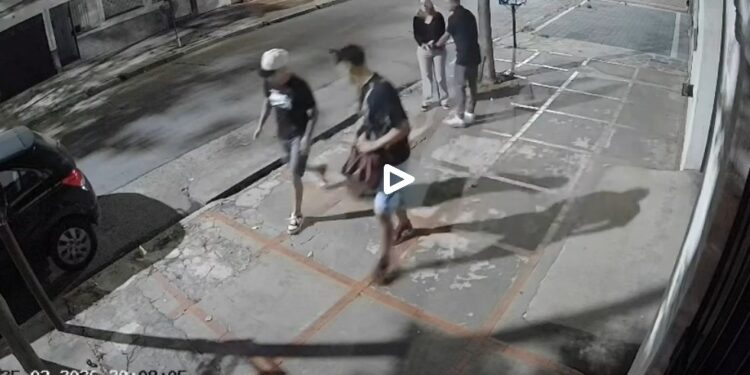 LANÚS: TRES DELINCUENTES ASALTARON Y AMENAZARON A UNA MUJER