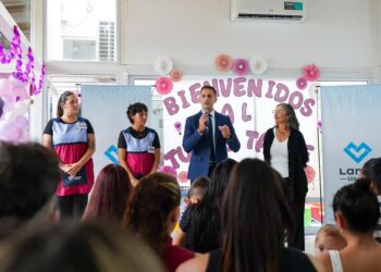 JULIÁN ÁLVAREZ ACOMPAÑÓ EL ACTO DE INICIO DE CLASES DEL CDI “NÉSTOR KIRCHNER” DE MONTE CHINGOLO DONDE SE ABRIÓ UN NUEVO TURNO TARDE