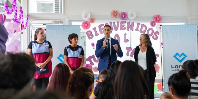 JULIÁN ÁLVAREZ ACOMPAÑÓ EL ACTO DE INICIO DE CLASES DEL CDI “NÉSTOR KIRCHNER” DE MONTE CHINGOLO DONDE SE ABRIÓ UN NUEVO TURNO TARDE