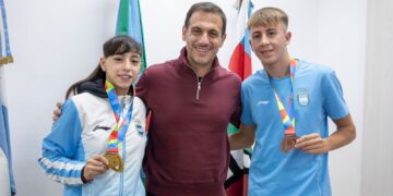 ULIÁN ÁLVAREZ RECONOCIÓ A LOS DEPORTISTAS LANUSENSES QUE SE DESTACARON EN LOS JUEGOS SURAMERICANOS DE LA JUVENTUD