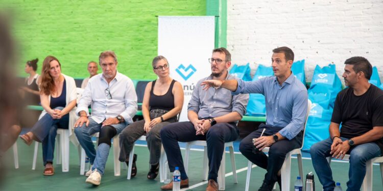 JULIÁN ÁLVAREZ OTORGÓ MATERIALES DEPORTIVOS A 16 CLUBES DE LANÚS JUNTO A AUTORIDADES DEL BANCO PROVINCIA