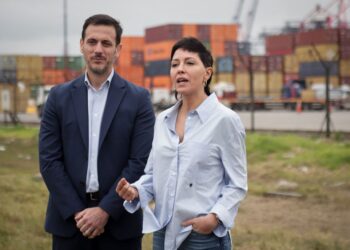 El intendente de Lanús; Julián Álvarez y Mayra Mendoza cruzaron a Caputo por sus críticas a las tasa municipales