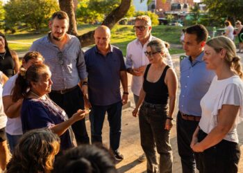 JULIÁN ÁLVAREZ Y EL PRESIDENTE DEL BANCO PROVINCIA INAUGURARON LA PLAZA “ADELA MACIEL” DE LANÚS OESTE