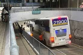 Banfield: Un micro con hinchas de Chaco For Ever chocó en l bajo nivel de Rincón