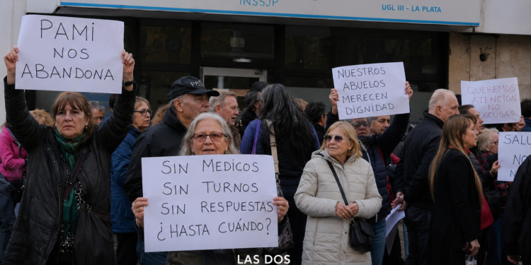 Alerta por la crisis del PAMI: familias movilizadas para que sus abuelos puedan atenderse