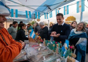 JULIÁN ÁLVAREZ Y LA COMUNIDAD LANUSENSE CELEBRARON EL 25 DE MAYO EN LA PEÑA DE LA PATRIA