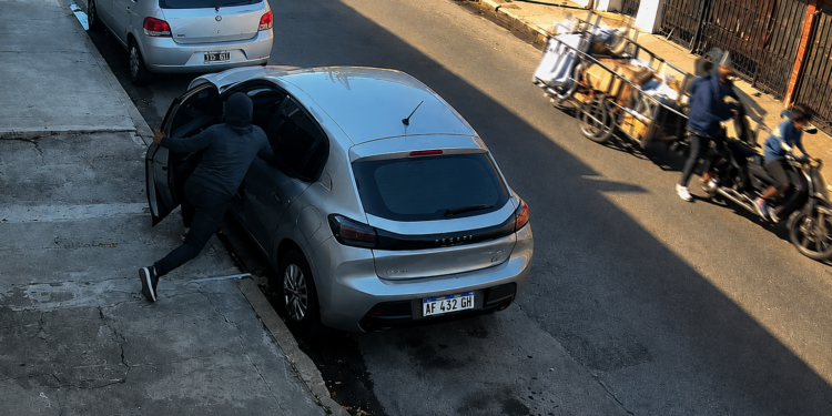 error en Lanús: le robaron el auto a una madre frente a su bebé y todo quedó filmado