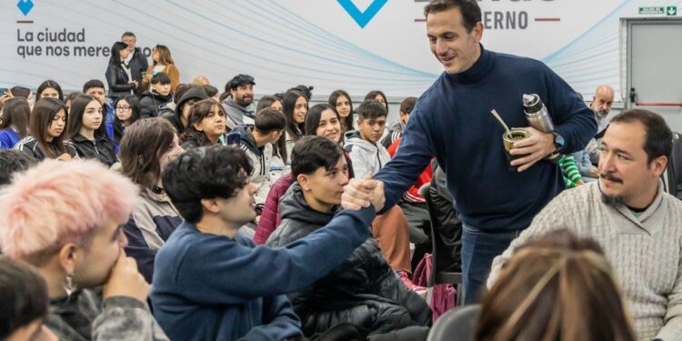 JULIÁN ÁLVAREZ ABRIÓ EL ENCUENTRO LOCAL DEL PROGRAMA “FUTURO MEMORIA” JUNTO A 230 JÓVENES DE ESCUELAS SECUNDARIAS DEL DISTRITO