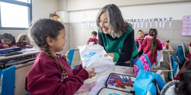 LANÚS GOBIERNO OTORGÓ NUEVAS TABLETS A LAS Y LOS ESTUDIANTES DE PRIMER GRADO DE LA EPMB N°1 “MANUEL LÁINEZ”