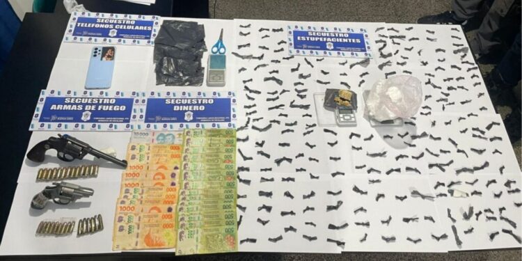 Golpe al narcomenudeo en Lanús: dos detenidos y más de 200 dosis de pasta base secuestradas