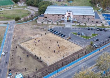 LANÚS GOBIERNO INAUGURÓ UNA NUEVA CANCHA DE ARENA EN EL PARQUE CENTRAL LAS COLONIAS