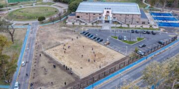 LANÚS GOBIERNO INAUGURÓ UNA NUEVA CANCHA DE ARENA EN EL PARQUE CENTRAL LAS COLONIAS