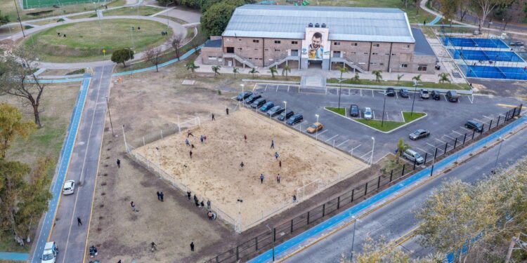 LANÚS GOBIERNO INAUGURÓ UNA NUEVA CANCHA DE ARENA EN EL PARQUE CENTRAL LAS COLONIAS