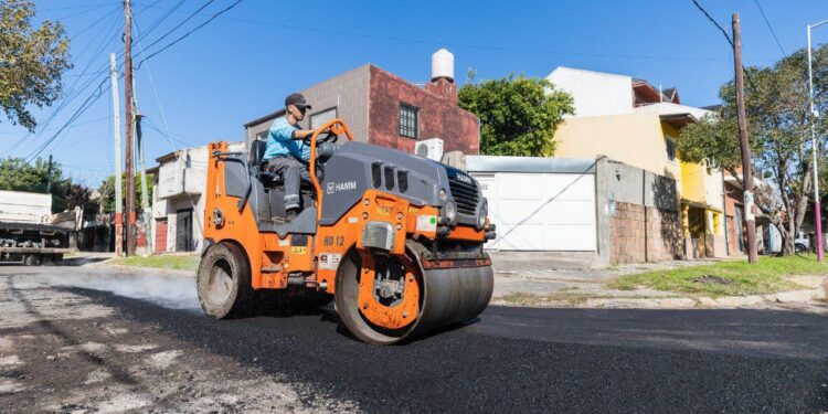 LANÚS GOBIERNO CONTINÚA CON LAS OBRAS DEL PLAN DE PAVIMENTACIÓN 2026 – 2027