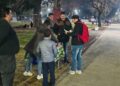 Militantes de Lealtad Peronista realizaron una jornada solidaria en Plaza Sarmiento