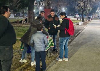 Militantes de Lealtad Peronista realizaron una jornada solidaria en Plaza Sarmiento