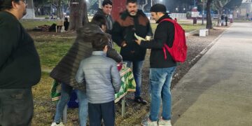 Militantes de Lealtad Peronista realizaron una jornada solidaria en Plaza Sarmiento
