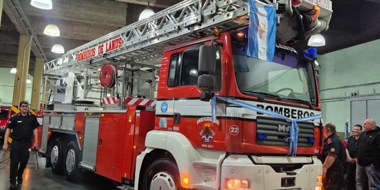 Lanús GOBIERNO ENTREGÓ UN NUEVO Hidroelevador A LOS BOMBEROS VOLUNTARIOS DE LANÚS