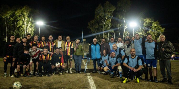 LANÚS GOBIERNO INAUGURÓ LA NUEVA ILUMINACIÓN DE LA CANCHA HISTÓRICA DEL CLUB 1° DE MAYO