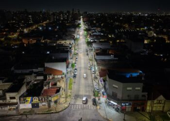 LANÚS GOBIERNO CONTINÚA CON LAS TAREAS DE REPOTENCIACIÓN DE LUMINARIAS SOBRE LA AVENIDA EVA PERÓN