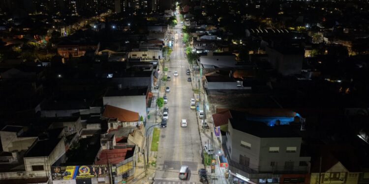 LANÚS GOBIERNO CONTINÚA CON LAS TAREAS DE REPOTENCIACIÓN DE LUMINARIAS SOBRE LA AVENIDA EVA PERÓN