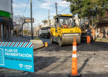 LANÚS GOBIERNO SIGUE CON EL DESARROLLO DEL PLAN DE PAVIMENTACIÓN 2026 – 2027