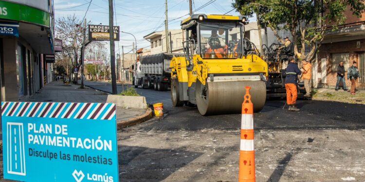 LANÚS GOBIERNO SIGUE CON EL DESARROLLO DEL PLAN DE PAVIMENTACIÓN 2026 – 2027