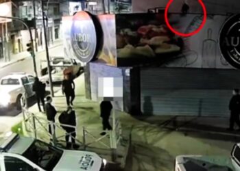 Insólito en Lanús: entró a robar una fábrica de pastas, discutió con la Policía desde un techo y escapó caminando