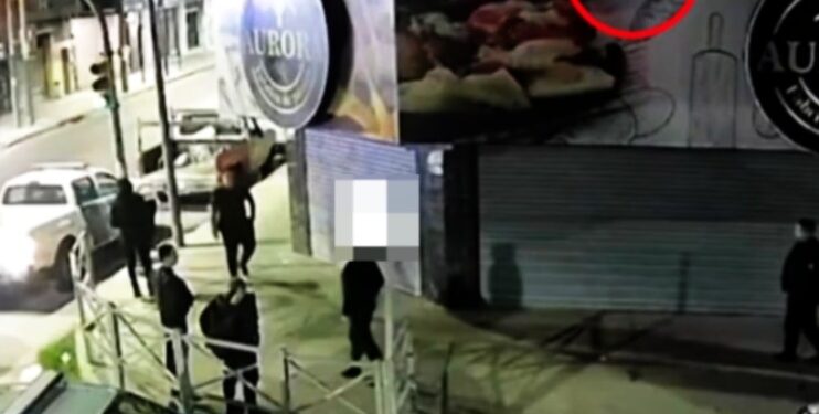 Insólito en Lanús: entró a robar una fábrica de pastas, discutió con la Policía desde un techo y escapó caminando