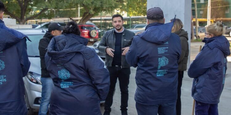 AGUSTÍN BALLADARES AL RECORRER LAS OBRAS DE VIVIENDAS EN VILLA PORÁ: “Estas obras son un ejemplo de lo que se puede lograr cuando el Estado y la comunidad trabajan juntos” 