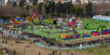 MÁS DE 60 MIL VECINOS Y VECINAS DISFRUTARON LA PRIMERA SEMANA DE VACACIONES DE INVIERNO EN “UNIVERSO AVENTURA LANÚS
