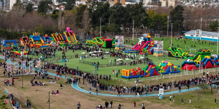 MÁS DE 60 MIL VECINOS Y VECINAS DISFRUTARON LA PRIMERA SEMANA DE VACACIONES DE INVIERNO EN “UNIVERSO AVENTURA LANÚS