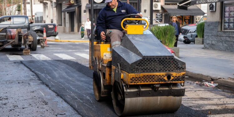 LANÚS GOBIERNO SIGUE CON EL DESARROLLO DEL PLAN DE PAVIMENTACIÓN 2026 – 2027