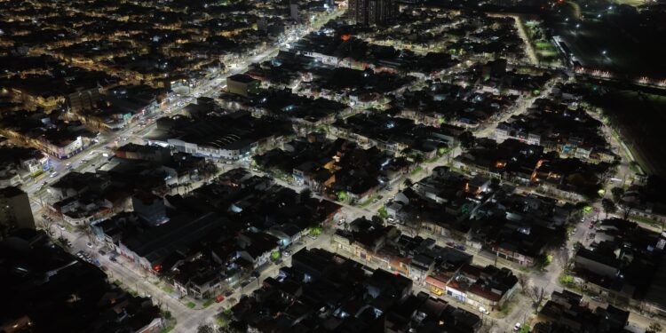 LANÚS GOBIERNO CONCRETÓ EL RECAMBIO DE 200 LUMINARIAS LED EN GERLI OESTE