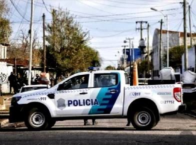 Violento robo en Remedios de Escalada: delincuentes golpearon brutalmente a un vecino y escaparon en su Mercedes Benz