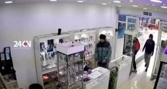 ROBO A UNA JOYERÍA EN PLENO CENTRO DE LANÚS: DELINCUENTES ACTUARON A METROS DE PATRULLEROS Y UNA GARITA VACÍA