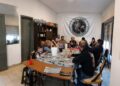 “Mientras el Estado se retira, la militancia peronista sale a la calle: la Unidad Básica Lealtad Peronista llevó comida caliente a personas en situación de calle”