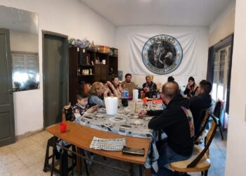 “Mientras el Estado se retira, la militancia peronista sale a la calle: la Unidad Básica Lealtad Peronista llevó comida caliente a personas en situación de calle”