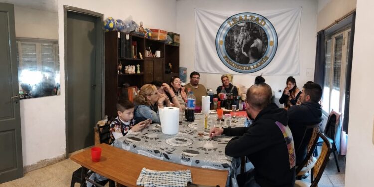 “Mientras el Estado se retira, la militancia peronista sale a la calle: la Unidad Básica Lealtad Peronista llevó comida caliente a personas en situación de calle”