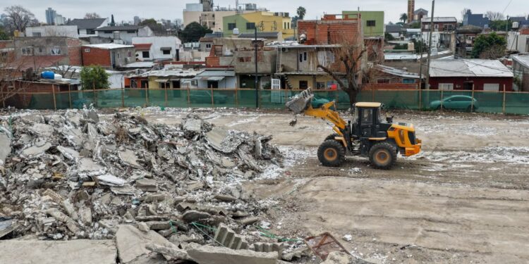 LANÚS GOBIERNO AVANZA CON LAS OBRAS DEL NUEVO POLIDEPORTIVO EN EL BARRIO LA MAQUINITA 