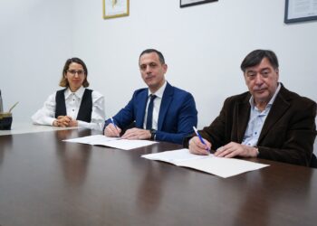 JULIÁN ÁLVAREZ Y EL RECTOR DE LA UNDAV FIRMARON UN CONVENIO PARA IMPLEMENTAR EL PLAN CURRICULAR DEL PRIMER CICLO DE FORMACIÓN DE LA NUEVA ESCUELA DE POLICÍA DE PREVENCIÓN MUNICIPAL DE LANÚS