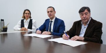 JULIÁN ÁLVAREZ Y EL RECTOR DE LA UNDAV FIRMARON UN CONVENIO PARA IMPLEMENTAR EL PLAN CURRICULAR DEL PRIMER CICLO DE FORMACIÓN DE LA NUEVA ESCUELA DE POLICÍA DE PREVENCIÓN MUNICIPAL DE LANÚS