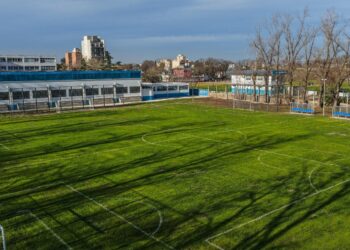 LANÚS GOBIERNO CONSTRUYÓ UN NUEVO CAMPO DE DEPORTES EN LA ESCUELA KENNEDY