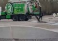 DENUNCIAN QUE CAMIONES MUNICIPALES ARROJAN BARRO CONTAMINADO AL RÍO DE AVELLANEDA