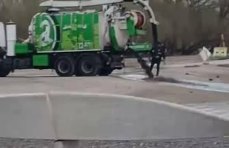 DENUNCIAN QUE CAMIONES MUNICIPALES ARROJAN BARRO CONTAMINADO AL RÍO DE AVELLANEDA