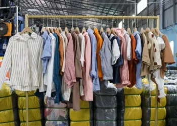 ROPA POR KILO: EL SÍNTOMA DE UNA CRISIS QUE YA NO SE PUEDE OCULTAR