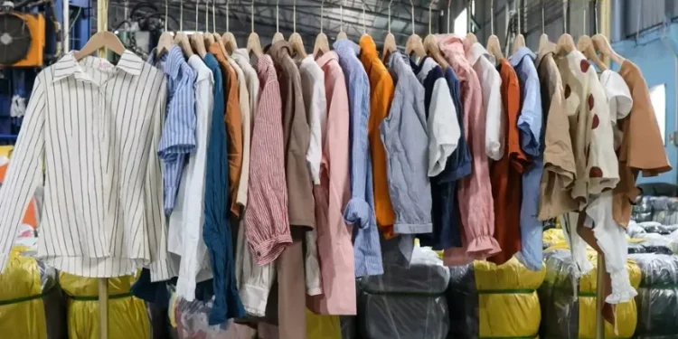ROPA POR KILO: EL SÍNTOMA DE UNA CRISIS QUE YA NO SE PUEDE OCULTAR