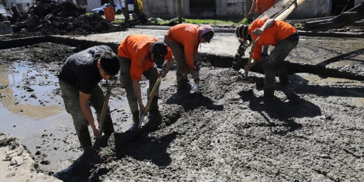 LANÚS GOBIERNO SIGUE CON LAS OBRAS DEL PLAN DE PAVIMENTACIÓN EN EL DISTRITO