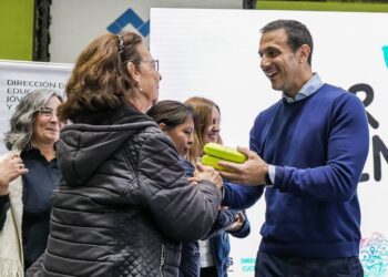 JULIÁN ÁLVAREZ ENTREGÓ ANTEOJOS A MÁS DE 300 ESTUDIANTES DE DISTINTAS ESCUELAS PRIMARIAS DE ADULTOS DE LANÚS